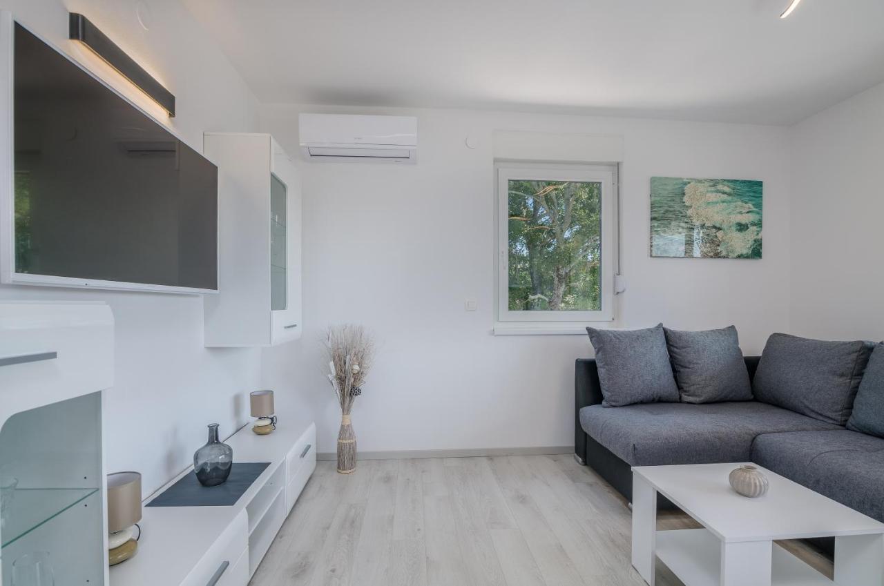 Apartments Villa "Aurea" With Pool Крк Экстерьер фото